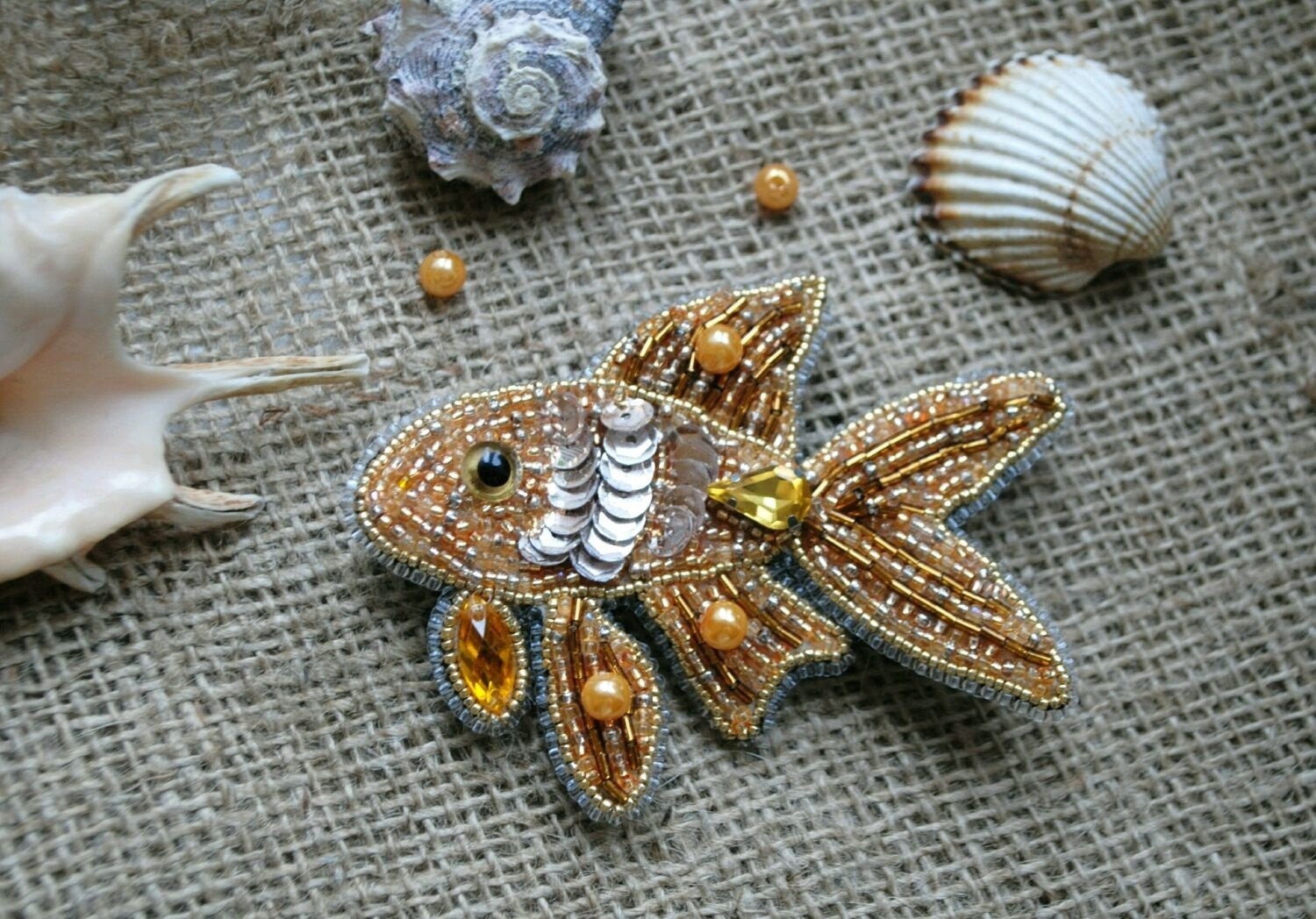 брошь из бисера