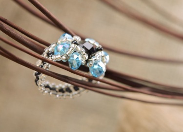 Как сделать своими руками кольцо из бисера с узором ромашки. Техника плетения широкого бисерного колечка.
