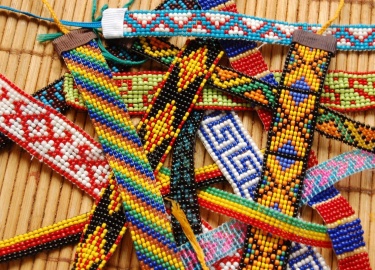 Каким образом выглядят схемы фенечек из бисера. Как сделать бисерные фенечки в технике &laquo;крестик&raquo; и кирпичным плетением.
