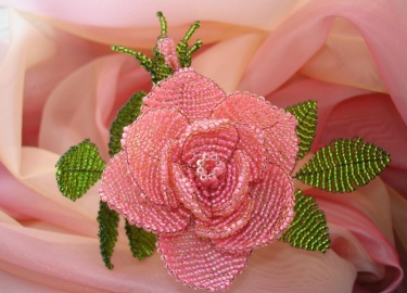 Как самостоятельно смастерить розу из бисера. Из каких частей состоит подобная поделка и как их сплести по отдельности.
