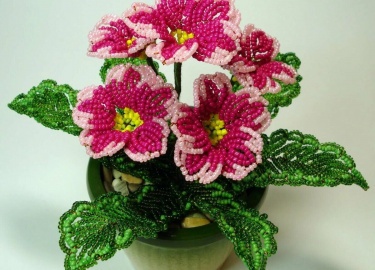 Как плести цветочки из бисера в качестве аксессуара. Подробный мастер-класс по изготовлению подобного изделия.
