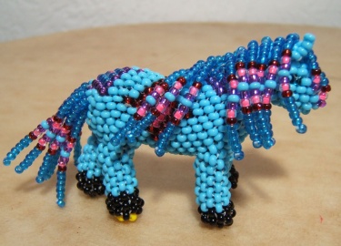 Как самостоятельно сделать фигурки из бисера в виде лошадки и тигра. Особенности соединения всех деталей фигурки.
