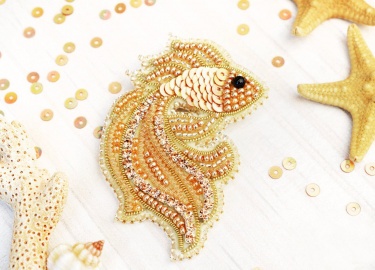 Как смастерить красивую брошь из бисера в виде золотой рыбки своими руками. Подробный мастер-класс по изготовлению брошки.
