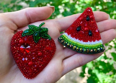 Как смастерить своими руками брошку из бисера в форме стрекозы. Особенности плетения бисерной брошки перо павлина.
