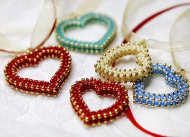 Техника выполнения сердечка из бисера своими руками. Как сделать объемную вариацию бисерного сердечка.
