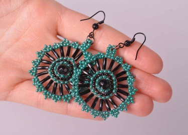 Как сделать серьги из бисера в морской тематике. Особенности плетения бисерных сережек с подвесками.
