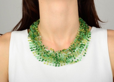 Как сплести красивые бусы из бисера своими руками. Какая используется техника бисероплетения подобного изделия.
