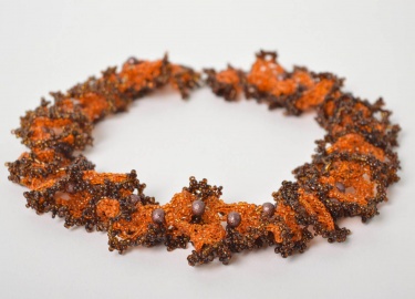 Как самостоятельно сплести красивое ожерелье из бисера. Подробный мастер-класс по изготовлению подобного аксессуара.
