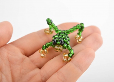 Подробный мастер-класс по изготовлению лягушки из бисера. Из каких частей состоит фигурная поделка лягушка из бисера.
